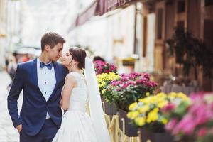 jovem casal no café com flores foto