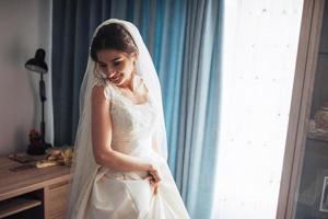 retrato da noiva feliz em um vestido foto