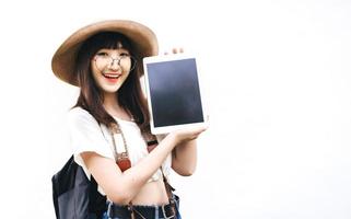 jovem mulher asiática guia viagens usar dispositivo tablet para fundo branco tour inteligente. foto