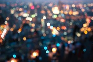 bokeh vista superior da cidade de bangkok com pessoas foto