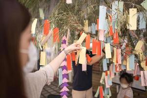 festival de cultura japonesa tanabata no verão de julho com pessoas asiáticas. foto