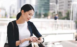negócio adulto trabalhando mulher asiática usando tablet digital e enviou uma mensagem de e-mail para o gerente corporativo.
