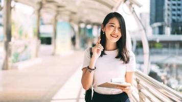 retrato de negócios para adultos jovens trabalhando mulher de beleza asiática. foto