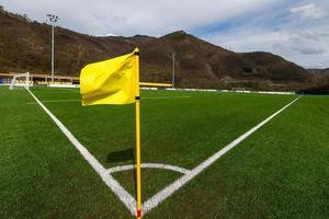 bandeira de futebol de canto em um campo de futebol foto