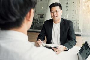 os funcionários estão explicando sobre sua experiência de trabalho anterior para entrevistadores de emprego. foto