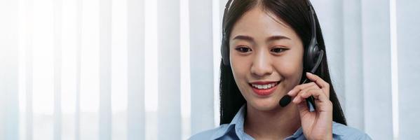 close-up trabalhador de call center estava sorrindo em seu escritório. foto