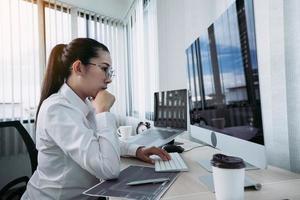 desenvolvedora de software feminina asiática está preocupada em analisar sistemas baseados em código em seu escritório. foto
