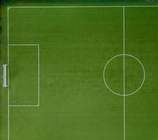 campo de futebol com grama sintética foto