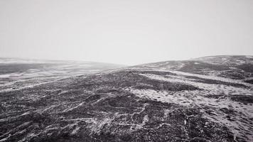 paisagem de montanha coberta de neve e gelo foto