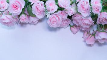 buquê de rosas rosa colocado em uma superfície branca para fazer molduras e fundo no conceito de dia dos namorados. um buquê falso feito de pano e plástico. foto