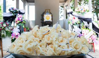 flores de sândalo são feitas de seiva ou palha de milho. usado em cerimônias fúnebres em tradições budistas na Tailândia. flores artificiais para uso funerário. maioria dos tailandeses. buquê de círculo chamado grinalda. foto