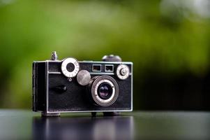 câmera clássica colocada na mesa não parece cara. ideias de fotografia e cuidados com a câmera antiga foto