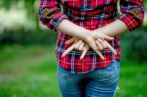 as mãos de uma linda garota a forma do coração é uma expressão de amor, corpo, mente, foto