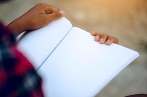 mãos e livros lendo estudo para o conhecimento que as crianças são difíceis de ler. ideias educacionais foto