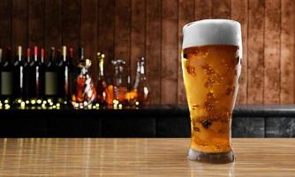 chope ou cerveja artesanal em copo alto e transparente. com vapor frio, espuma de cerveja branca colocada sobre um piso de madeira, atrás do fundo é uma garrafa de vinho, uísque, conhaque no restaurante ou bar. renderização em 3D