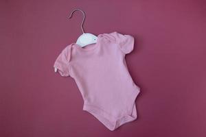 roupas de bebê rosa simuladas para texto, imagem, logotipo. body de bebê em branco foto