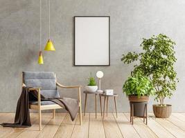 maquete de pôster com moldura vertical na parede de concreto escura vazia no interior da sala de estar com poltrona. foto