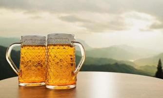 chope ou cerveja artesanal em vidro transparente com espuma de cerveja em cima, coloque no conjunto de mesas e cadeiras de madeira. sala de estar no terraço de madeira com fundo de montanha com luz de Deus ou renderização em 3d foto