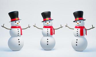o boneco de neve usa um chapéu preto, listras de tecido vermelho e um lenço vermelho. para os festivais de inverno, natal e ano novo. Boneco de neve de 3 peças com olhos negros e uma carinha sorridente. em um fundo branco. foto