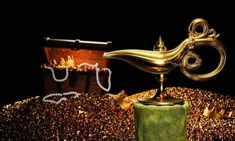 lâmpada do gênio da fantasia, dourada, colocada em um pedestal. pilha de tesouros com moedas de ouro e colares de pérolas. e uma coroa de ouro. uma lanterna de estilo vintage com vestígios de ouro de musgo colocado no altar. foto