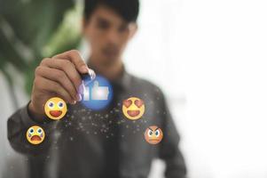 mídia social de ícone de emoção e conceito digital online foto