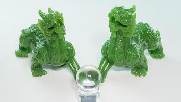 pixiu ou pi yao feito de jade. auspicioso bicho de pelúcia para adoração e bênção para boa fortuna, riqueza e prosperidade no comércio. de acordo com as crenças chinesas foto