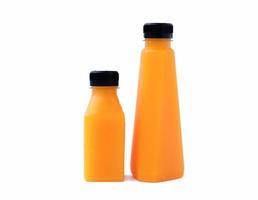 duas garrafas de suco de laranja isoladas em um fundo branco.