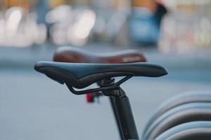 assento de bicicleta na rua, modo de transporte de bicicleta foto