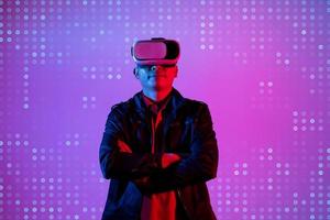 tecnologia do mundo cibernético digital metaverse, homem com óculos de realidade virtual vr jogando um jogo de realidade aumentada e entretenimento foto