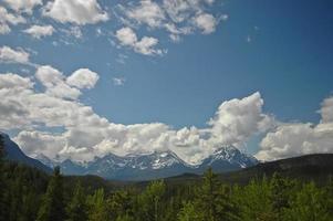 céu azul ensolarado e montanha de neve foto