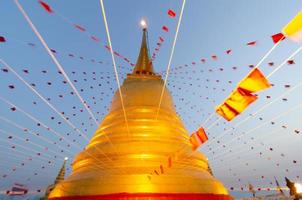 Phukhao thong templo na noite foto