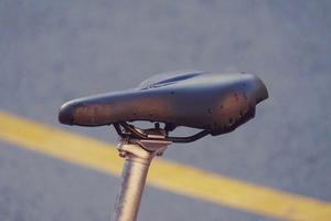 assento de bicicleta na rua, modo de transporte de bicicleta foto