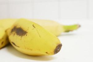 duas bananas das Ilhas Canárias contra um fundo branco foto