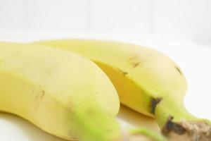 duas bananas das Ilhas Canárias contra um fundo branco foto