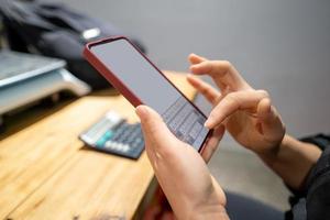 um par de mãos femininas está trabalhando em um smartphone foto