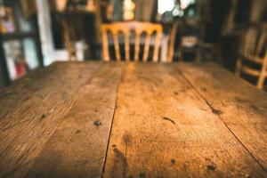 tampo de mesa de madeira estilo vintage em fundo de estilo antigo de moda antiga. foto