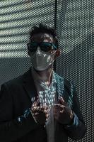empresário elegante em óculos de sol e máscara para prevenção de coronavírus foto