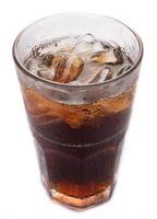 copo de coca-cola com gelo no fundo branco foto
