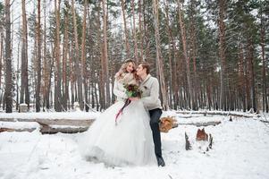 lindo casal na floresta de inverno. momento antes de um beijo. espaço de cópia foto