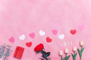 mensagem de amor, caixa de presente com lindas flores, conceito de dia dos namorados e conceito de namoro, espaço de cópia, topview.