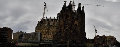 panorama da família da catedral de barcelona foto