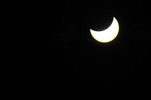 eclipse solar parcial brilhante foto