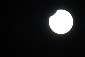 eclipse solar brilhante foto