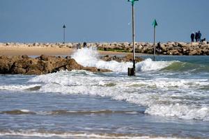 ondas quebrando na praia foto