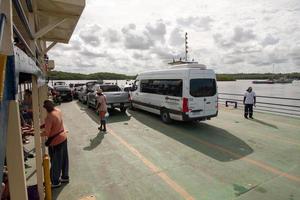 porto seguro, bahia, brasil 6 de março de 2022 as balsas que transportam carros, veículos e pessoas de porto seguro a arraial d ajuda 24 horas por dia foto