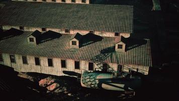 bem acima de uma fábrica industrial no deserto foto