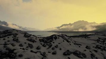 paisagem de inverno com rochas cobertas de neve no Oceano Ártico foto