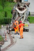 zorzone bergamo itália 23 de setembro de 2020 trabalhadores no trabalho para enterrar os cabos da rede ultrarrápida foto