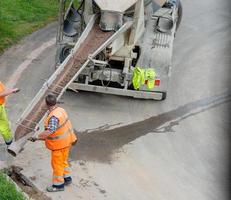 zorzone bergamo itália 23 de setembro de 2020 trabalhadores no trabalho para enterrar os cabos da rede ultrarrápida foto