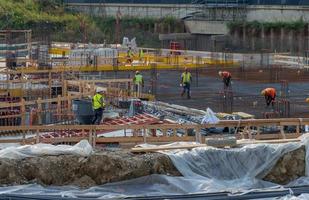 milão itália 8 de setembro de 2020 trabalhadores da construção civil preparando a base com metal foto